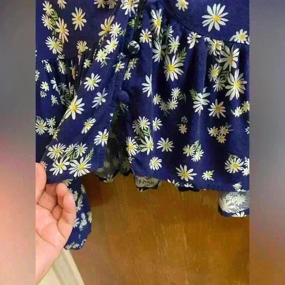 Altar’d State Navy Blue Balloon Sleeve Button Crop Top with White Flowers Size M - Picture 6 of 14